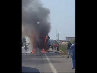 Video tjetër / Pasagjerët përpiqen mes flakësh të shpëtojnë bagazhet