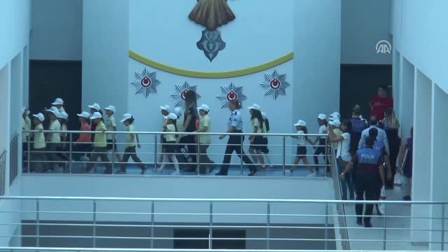 Öğrencilerin Emniyet Müdürlüğü Binasını Ziyareti