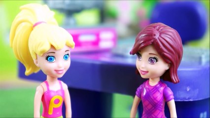 Polly Pocket com dor de Barriga e Abrindo Surpresas no copo de Amoeba! Completo em Portugues