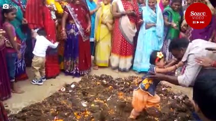 Çocukların inek dışkısına bulandığı Hindu geleneği