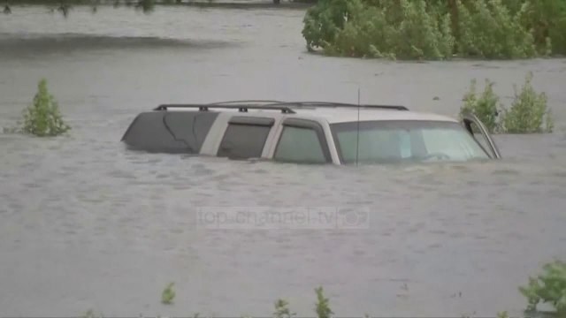 E bllokuar nga përmbytjet, fqinjët ndihmojnë shtatzënën - Top Channel Albania - News - Lajme