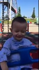 Alperen'in ilk salıncak keyfi