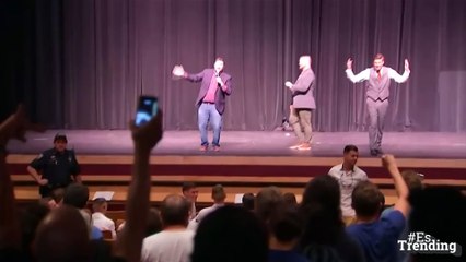 La imagen del abrazo entre un nazi y una persona de color que recorre el mundo entero