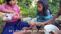 Wow! Three Sisters and Brother Catch Many Big Snakes Using Bottle Trap - Snake Traps (100%