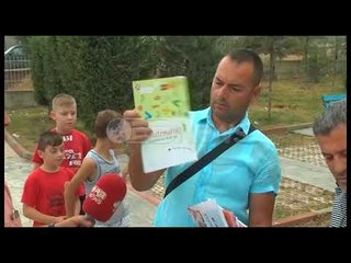 Patos - Librat shkollorë, prindërit: Na shesin fletore pune me detyrim