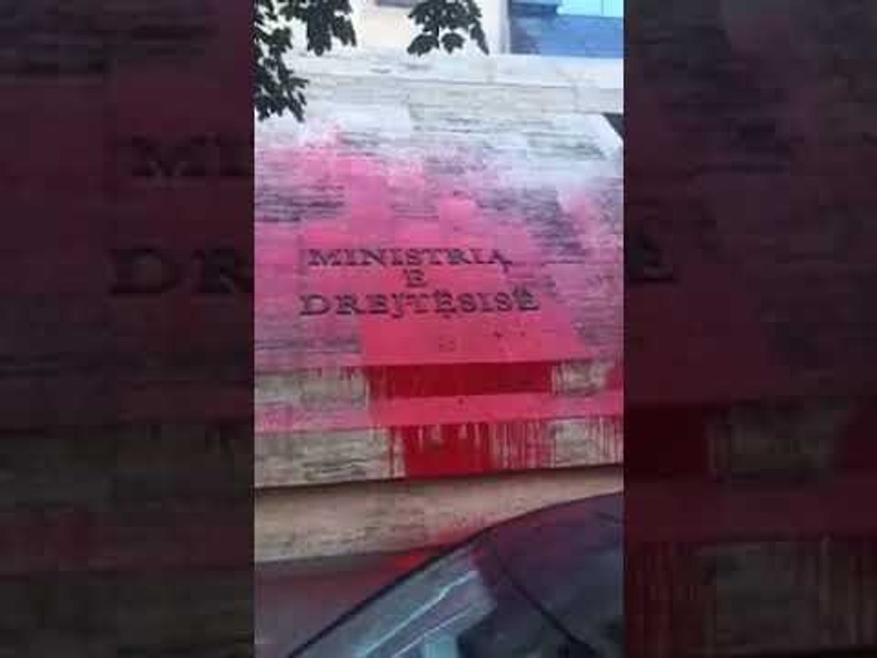 Ora News – Kundër dhunës ndaj gruas, skuqet me bojë Ministria e Drejtësisë