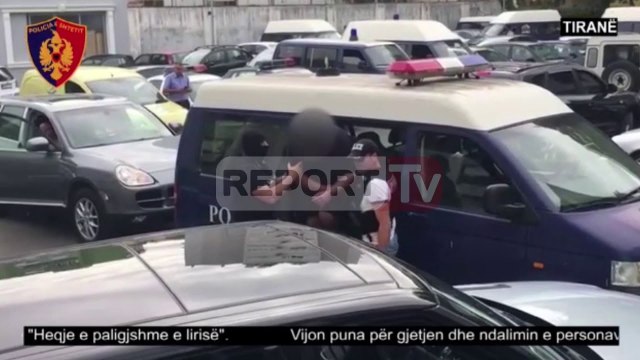 Report TV - Mbajti peng 2 persona në Lazarat, arrestohet në Tiranë 26-vjeçari