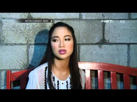 Chacha Frederica memperhatikan jam kerja