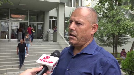 Paralele të mbingarkuara në Sh. F. “26 maji”, dy nxënës ndajnë një karrige