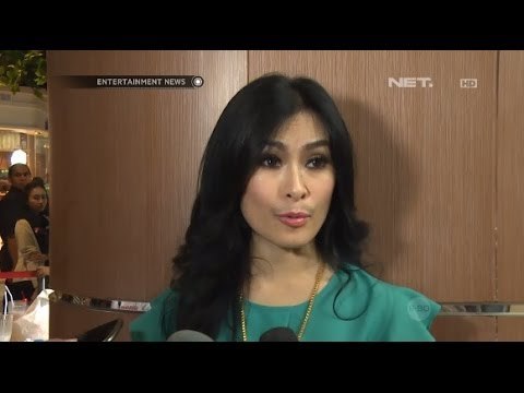 Iis Dahlia menyanyikan lagu ciptaan Melly Goeslaw