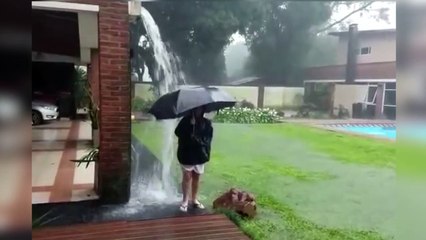Esto es un milagro  niño juega en la lluvia y se salva de un rayo