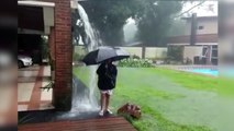 Esto es un milagro  niño juega en la lluvia y se salva de un rayo