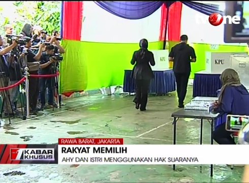 Annisa Pohan Dampingi AHY Nyoblos di TPS 6 Kebayoran Baru