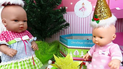¡QUE VIENE PAPA NOEL! Adornamos la casa para Navidad con las bebés Lucía y Ana Mundo Juguetes
