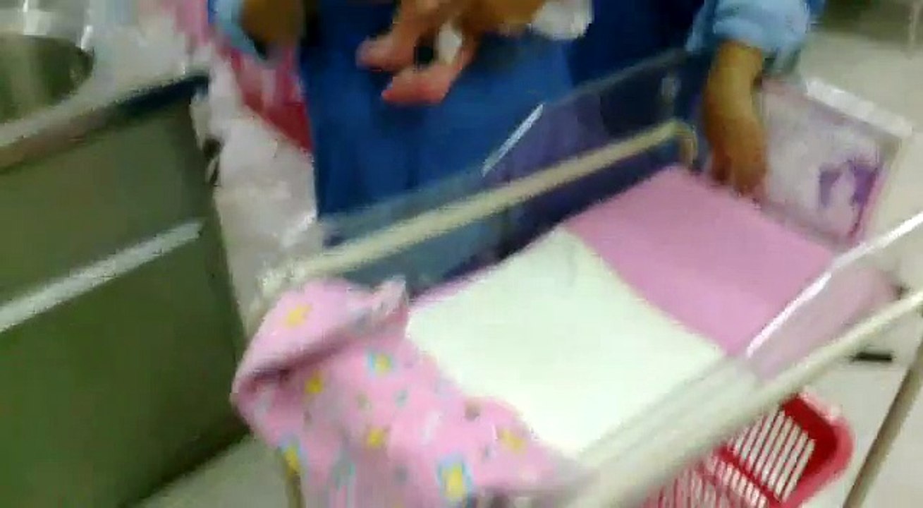 Cara Memandikan dan membedong si Bayi Yang Baru Lahir