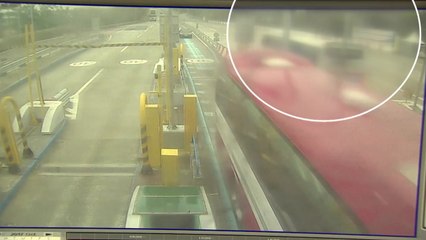 통행권 받으러 나간 40대, 버스에 참변 / YTN