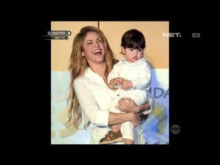 Shakira mengajarkan sang anak membaca