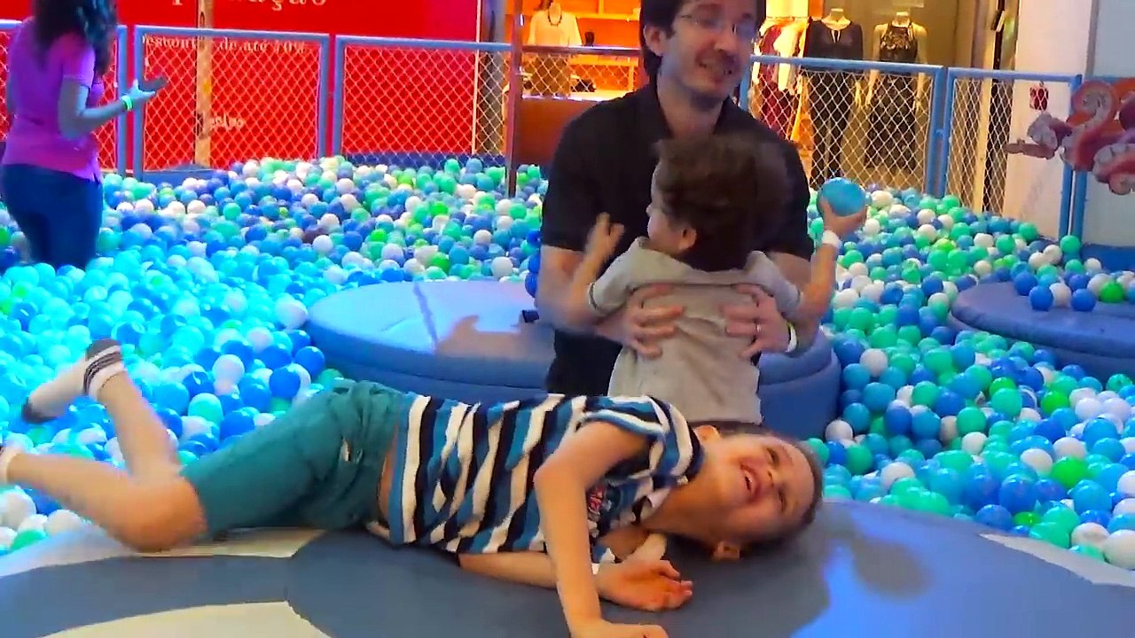 Piscina de Bolinhas GIGANTE e Vlog Loja de Brinquedos com a Família - Kids Ball Pits Toys