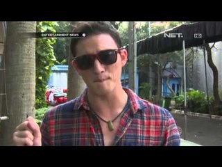 Mike Lewis sering berperan sebagai Bapak-Bapak