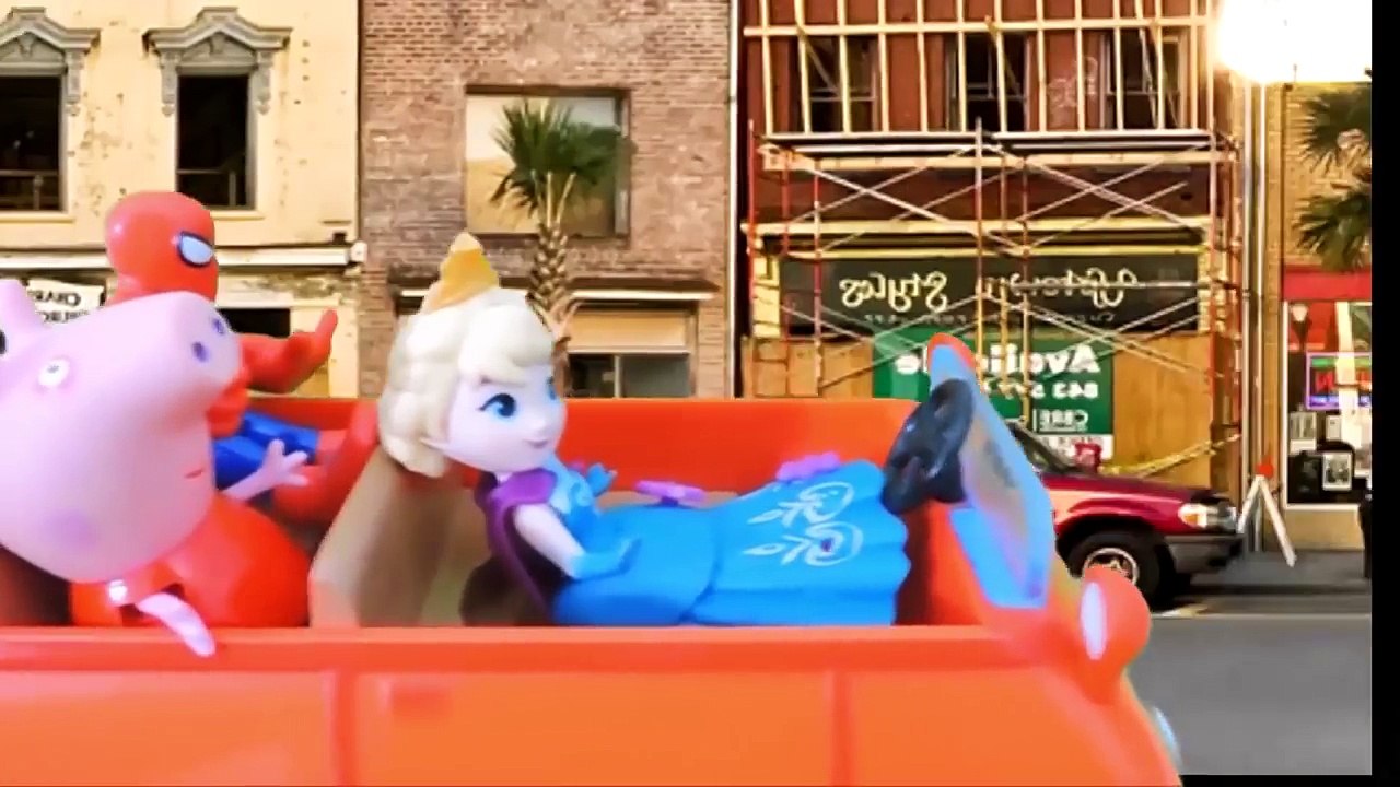 ❤ PEPPA PIG ❤ Frozen Elsa Atropela Batman - Desenho da Peppa Pig em Portugues Brasil