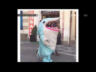 Katy Perry menjual kostum Hiu Super Bowl