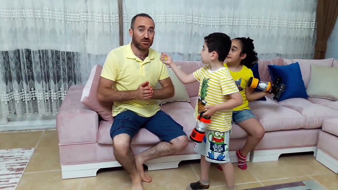 Karanlıkta SAKLAMBAÇ oynadık, Evin bütün ışıklarını kapatıp el feneri ile birbirimizi aradık