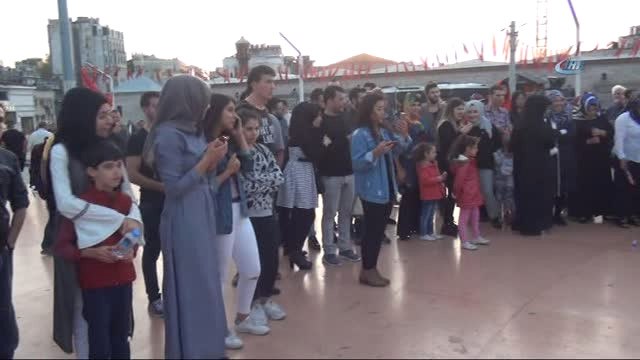 Taksim Meydanı'nda Pankartlı, Müzikli Sürpriz Evlenme Teklifi
