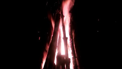 Foc de tabără - sunete și video de relaxare (30 de minute)