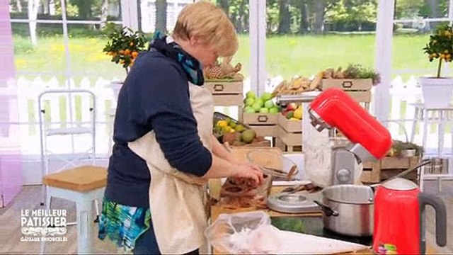 Une candidate du Meilleur pâtissier sur M6 perd son calme et fond en larmes - Regardez