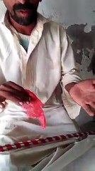 اس جادوگر کے ہاتھ کی صفائی چیک کریں