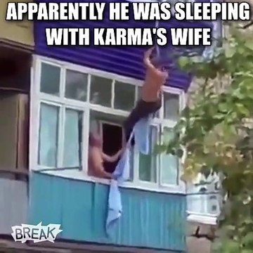 L'amant de cette femme s'enfuit par la fenetre mais se rate completement, rattrapé par le mari... FAIL