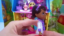 Masha com medo de injeção na Clínica da Doutora Brinquedos Doc McStuffins Clinic Doll House