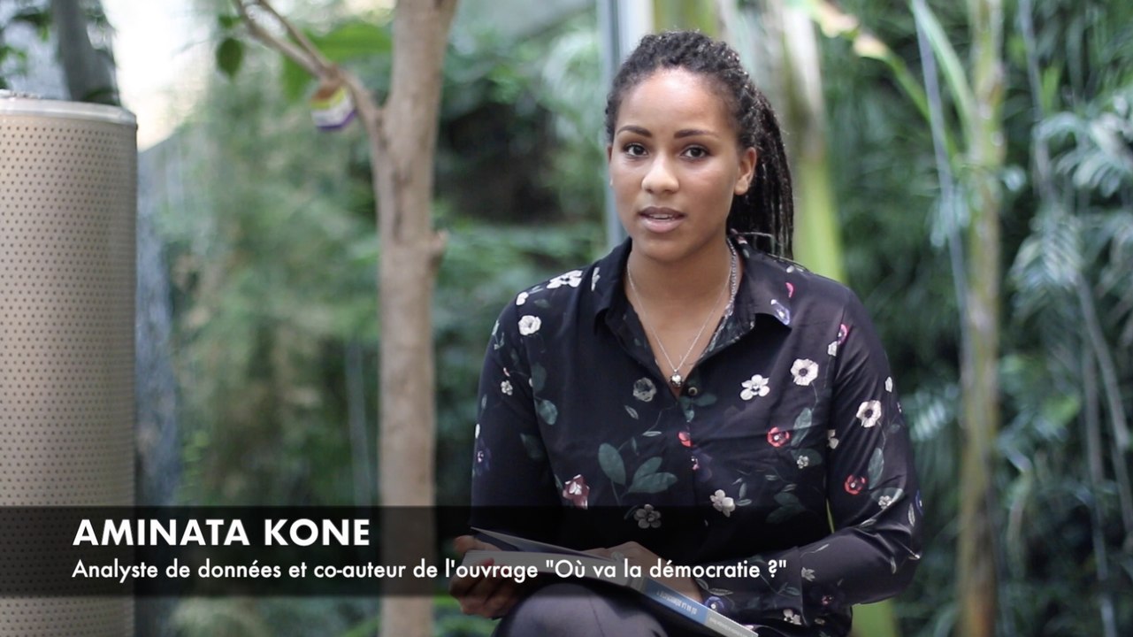 Aminata Kone présente l'ouvrage "Où va la démocratie?", disponible en librairie