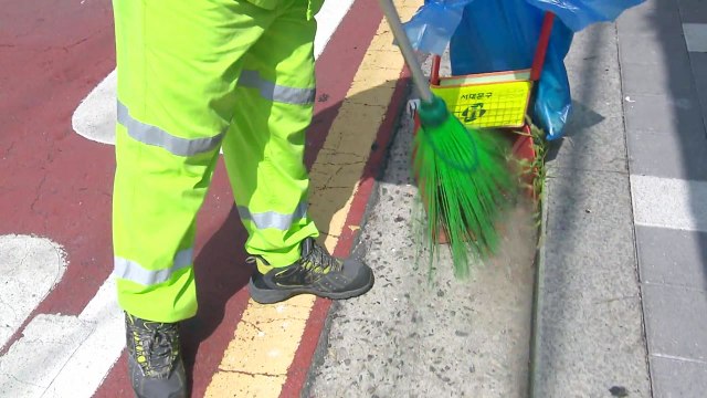 청소·경비 등 비정규직 20만5천 명 정규직 전환 / YTN