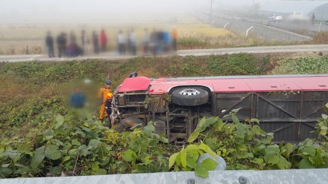 출근길 버스 사고, 승객 유리창 깨고 탈출 / YTN