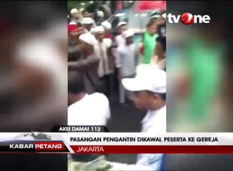 Peserta Aksi Damai Antar Pengantin dan Tamu ke Gereja
