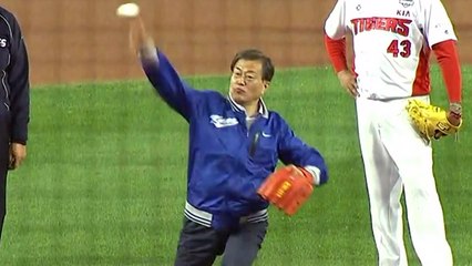 [영상] "내 공을 받아라!" 문재인 대통령, 한국시리즈 1차전 시구 / YTN