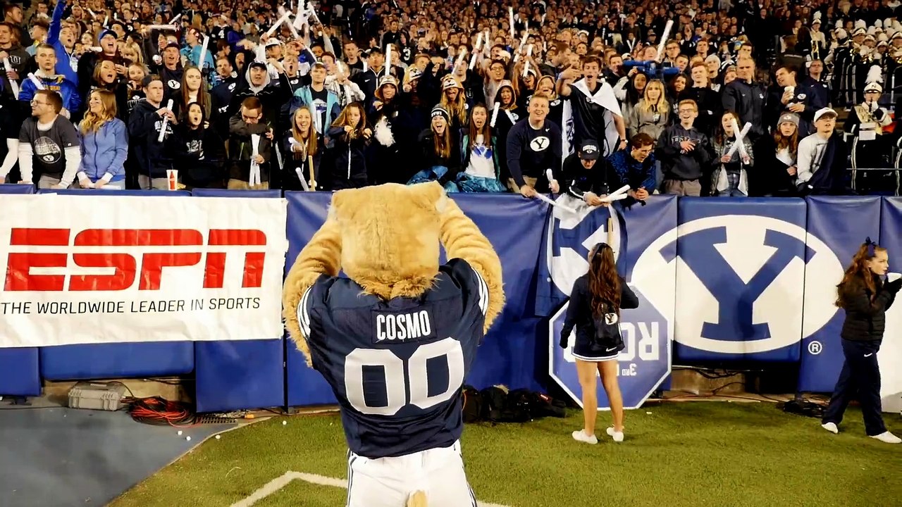 Une mascotte de foot US enflamme le stade avec un groupe de danseuses