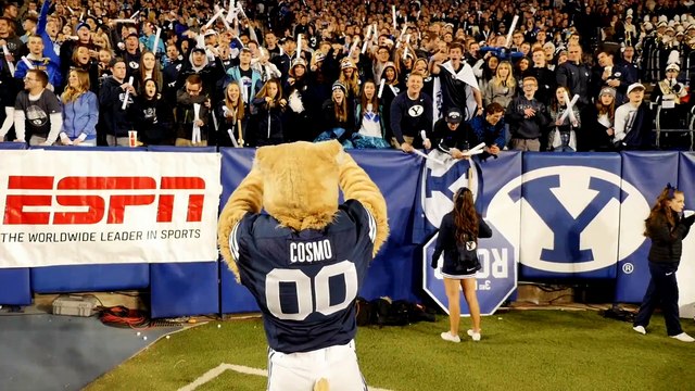Une mascotte de foot US enflamme le stade avec un groupe de danseuses
