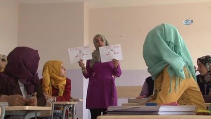 Özge Öğretmen Kulplu Çocukların Gönlünü Fethetti