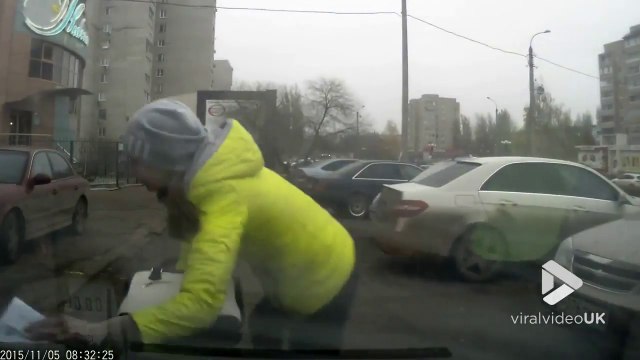 Maman se jette devant une voiture pour sauver sa fille de 4ans qui veut traverser !