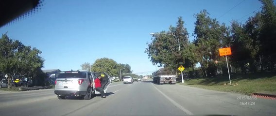 Evasion en pleine route d'un suspect de l'arrière d'un 4x4 de la police !