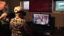 Mamie teste un jeu en Réalité Virtuelle et pète un câble sur le T-Rex géant !