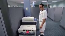 Quand un footballeur utilise une photocopieuse... carton rouge !