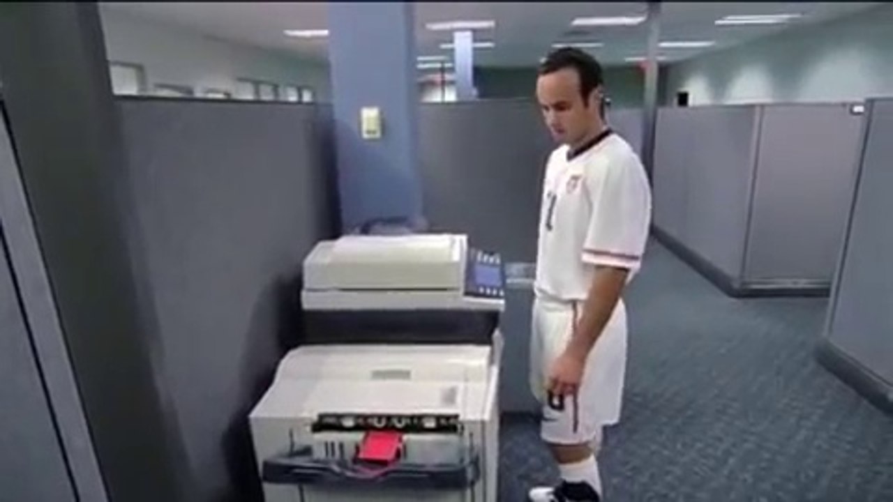 Quand un footballeur utilise une photocopieuse... carton rouge !