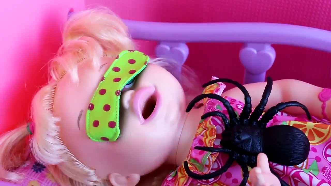 BABY ALIVE SOPHIA COM MEDO DA ARANHA ASSUSTADORA - BABY ALIVE 2016