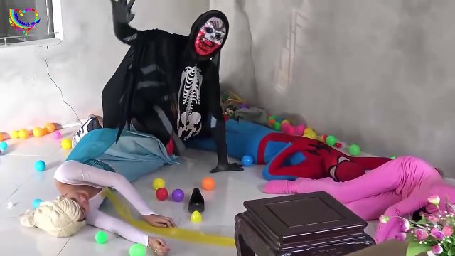 Black Spiderman zombie под угрозой Эльза Холодное сердце Человек паук видео смешно в реальной жизни