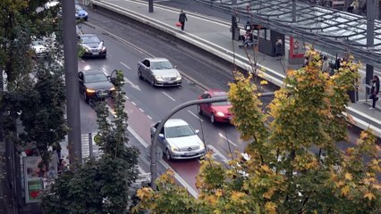 Un cortège de mariage bloque la circulation avant de tirer dans les aires dans le centre ville de Bonn