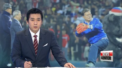 Pres. Moon throws first pitch in surprise visit to Kia Tigers' home field