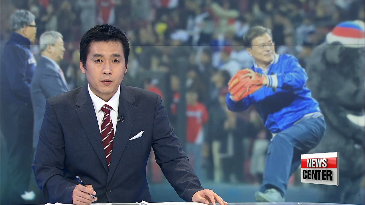 Pres. Moon throws first pitch in surprise visit to Kia Tigers' home field